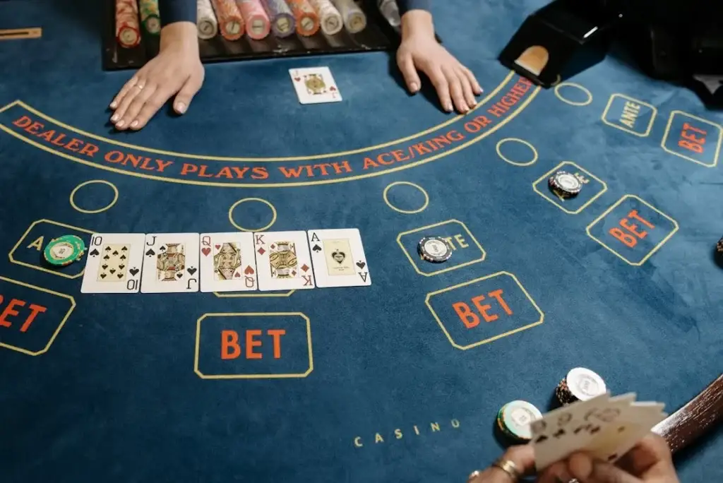Cómo jugar al minibaccarat: características sin clichés