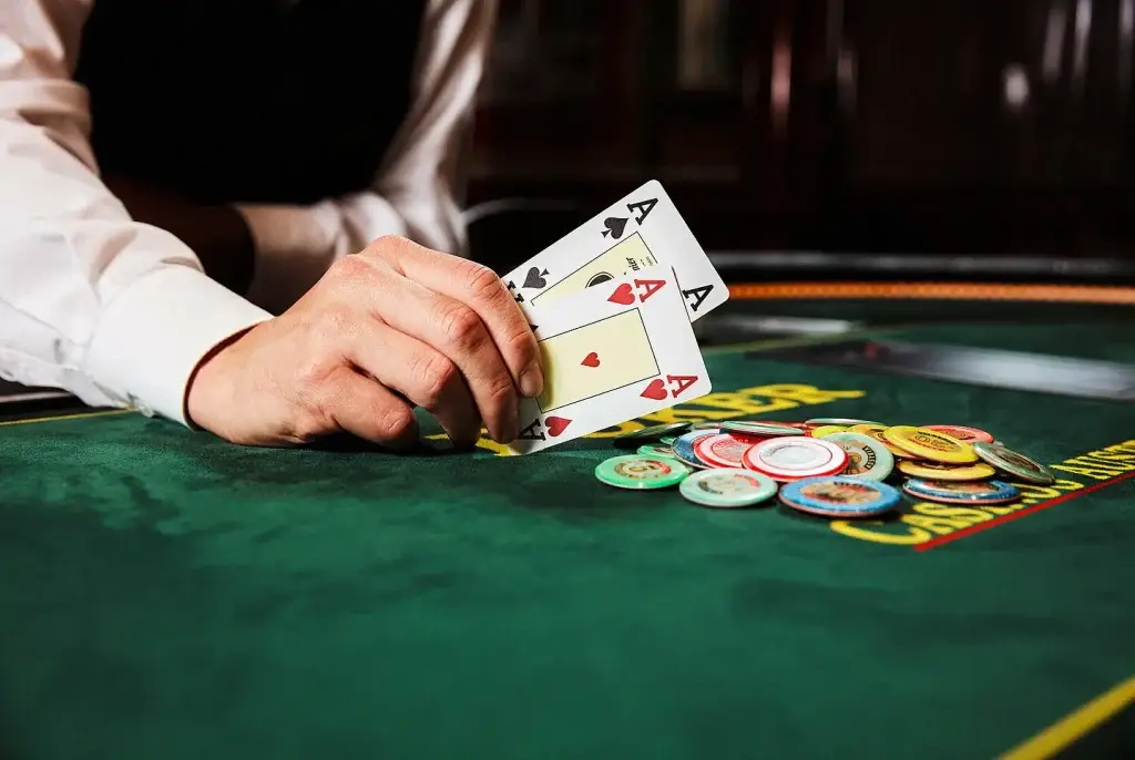 Stakes and combinations: the key to victory in Schmen de fer