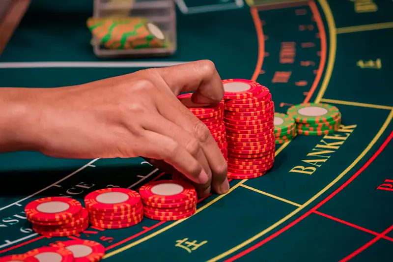 Baccarat online - elegantie, spanning en een kans om een koopje te winnen
